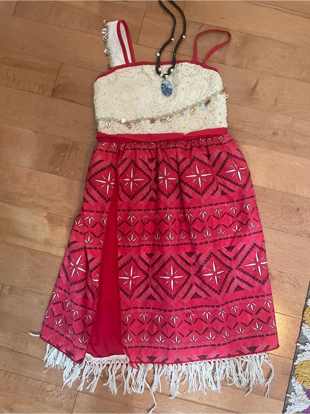 Moana costume size 7 with necklace